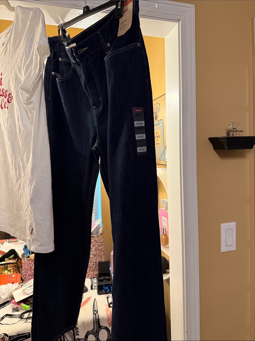 Levi's BNWT Women  Straight Jeans in Dark Indigo wt Large levi tee.